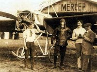 Radionica Merčep - Dragutin Novak (pilotska kapa i jakna), Jože Rusjan (bijeli pulover), Mihajlo Merčep (kapa) oko 1912. godine